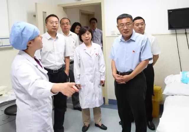 西城区领导到北京市二龙路医院调研.jpg 西城区领导到北京市二龙路医院调研.jpg