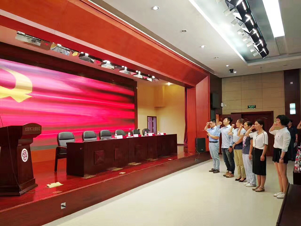 02新党员党旗下宣誓.jpg 02新党员党旗下宣誓.jpg