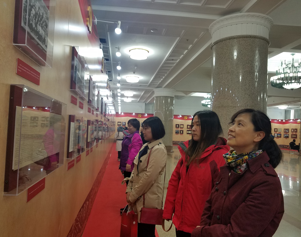 二龙路医院参观“伟大的民族复兴——中国梦”档案资料展览信息3.jpg 二龙路医院参观“伟大的民族复兴——中国梦”档案资料展览信息3.jpg