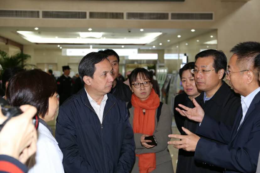 卢彦副市长到北京市二龙路医院督察市医改工作1.jpg 卢彦副市长到北京市二龙路医院督察市医改工作1.jpg