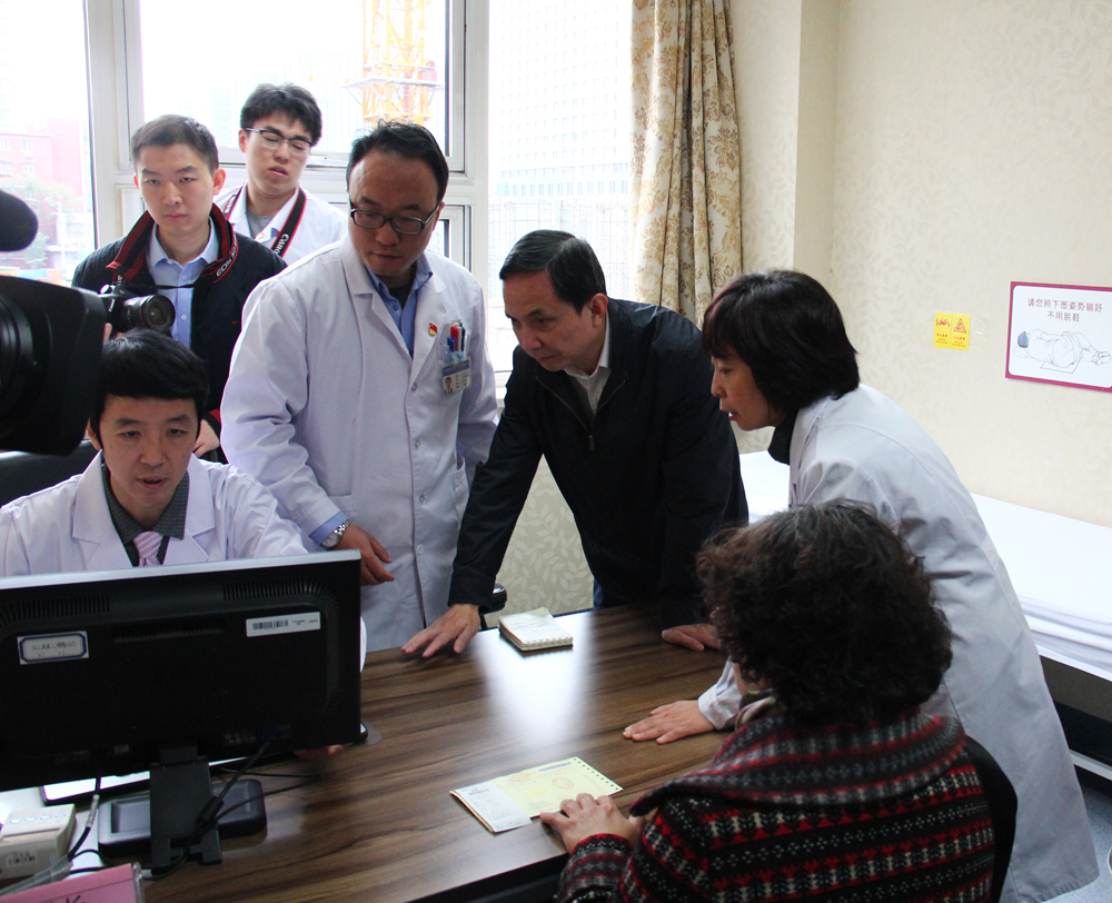 卢彦副市长到北京市二龙路医院督察市医改工作911.jpg 卢彦副市长到北京市二龙路医院督察市医改工作911.jpg