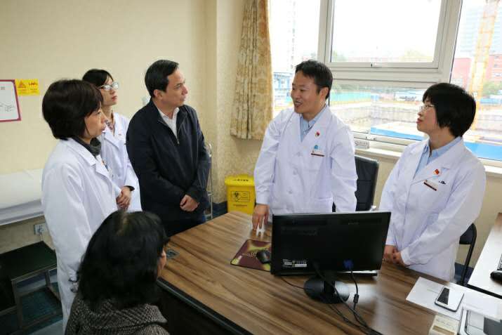 卢彦副市长到北京市二龙路医院督察市医改工作3.jpg 卢彦副市长到北京市二龙路医院督察市医改工作3.jpg