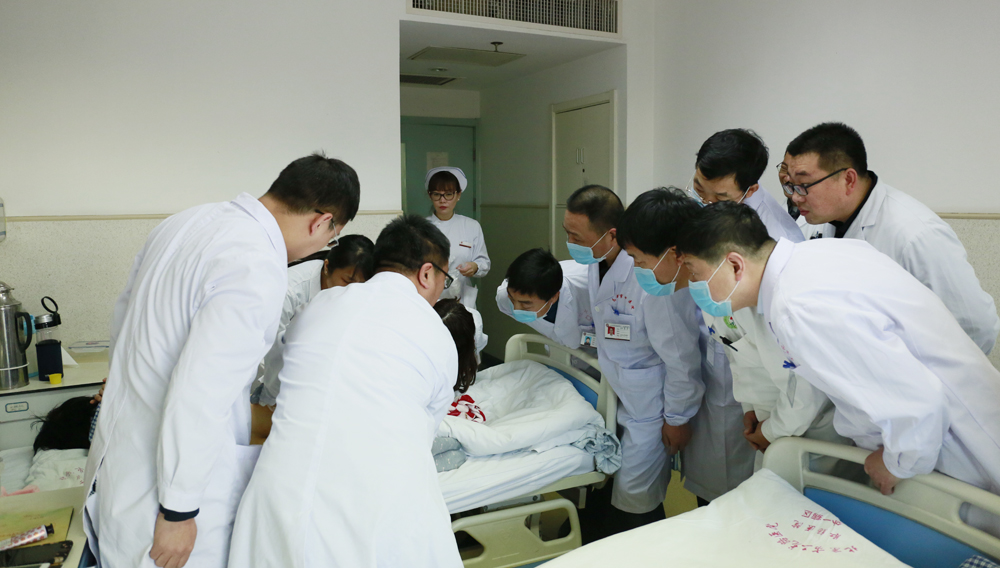 参观重点专科6.jpg 参观重点专科6.jpg