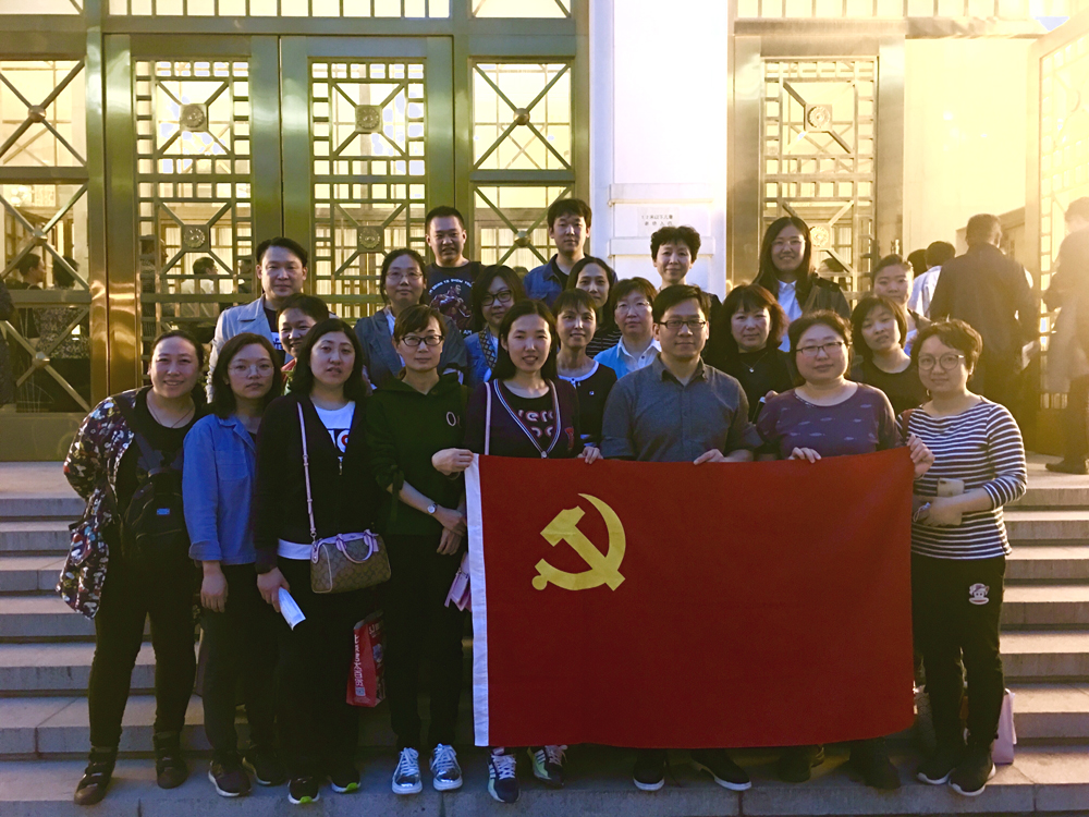 1观看《改革开放40周年影视金曲音乐会》.jpg 1观看《改革开放40周年影视金曲音乐会》.jpg