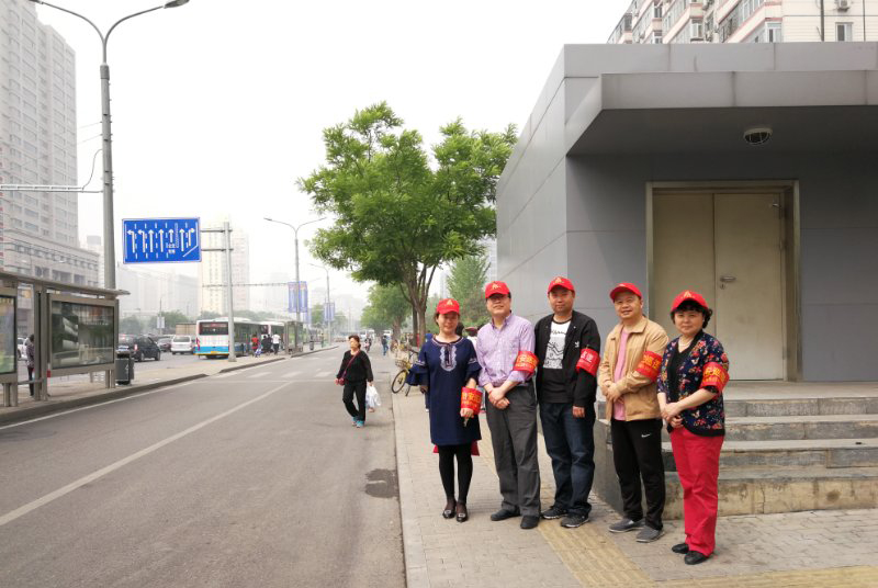 1北京市二龙路医院在职党员积极参加社区志愿服务.jpg 1北京市二龙路医院在职党员积极参加社区志愿服务.jpg