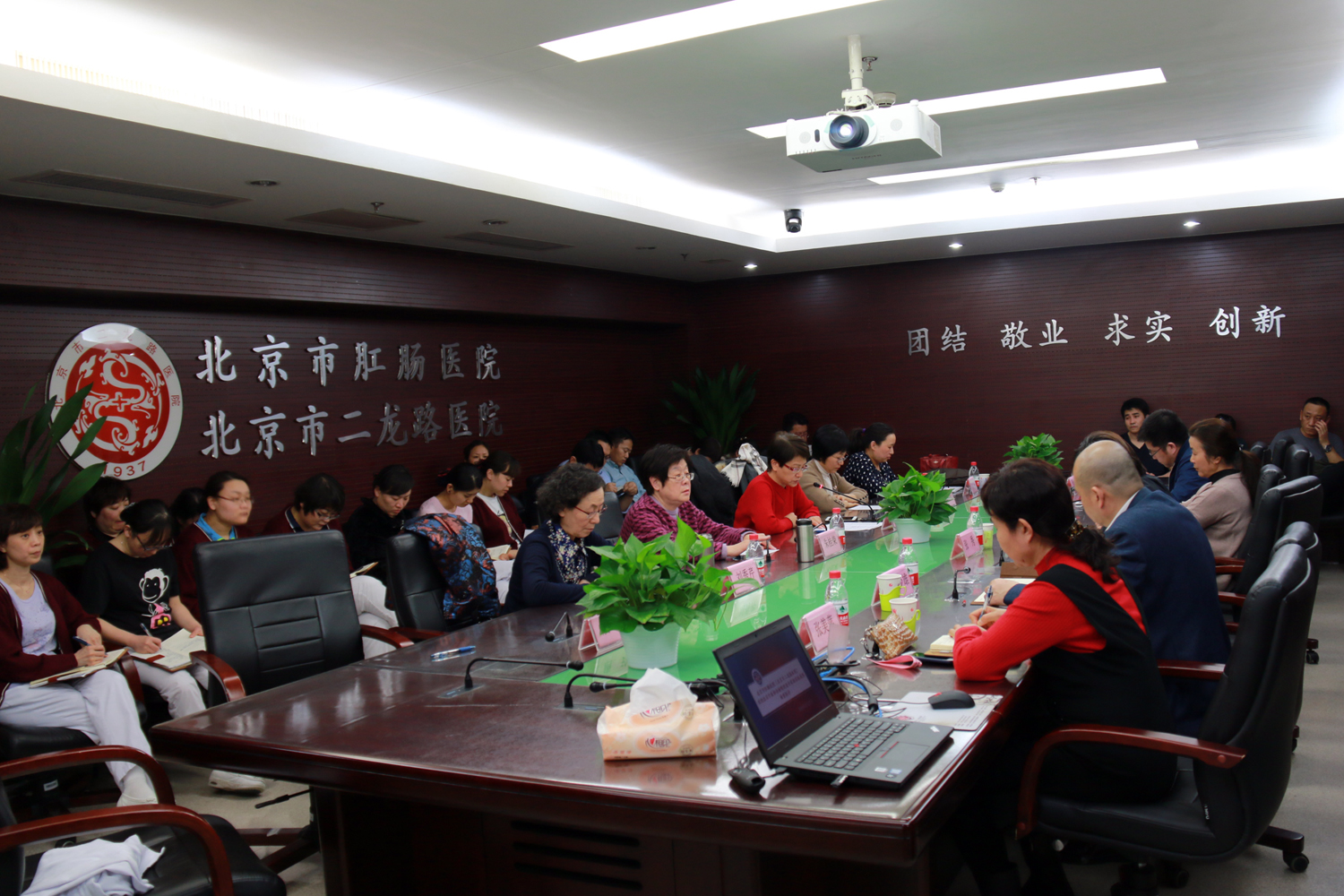 会议室.jpg 会议室.jpg