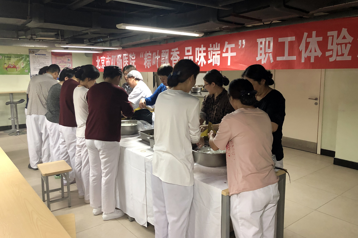 总务科包粽子1.jpg 总务科包粽子1.jpg