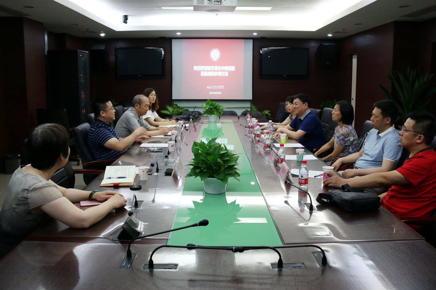 会议室座谈.jpg 会议室座谈.jpg